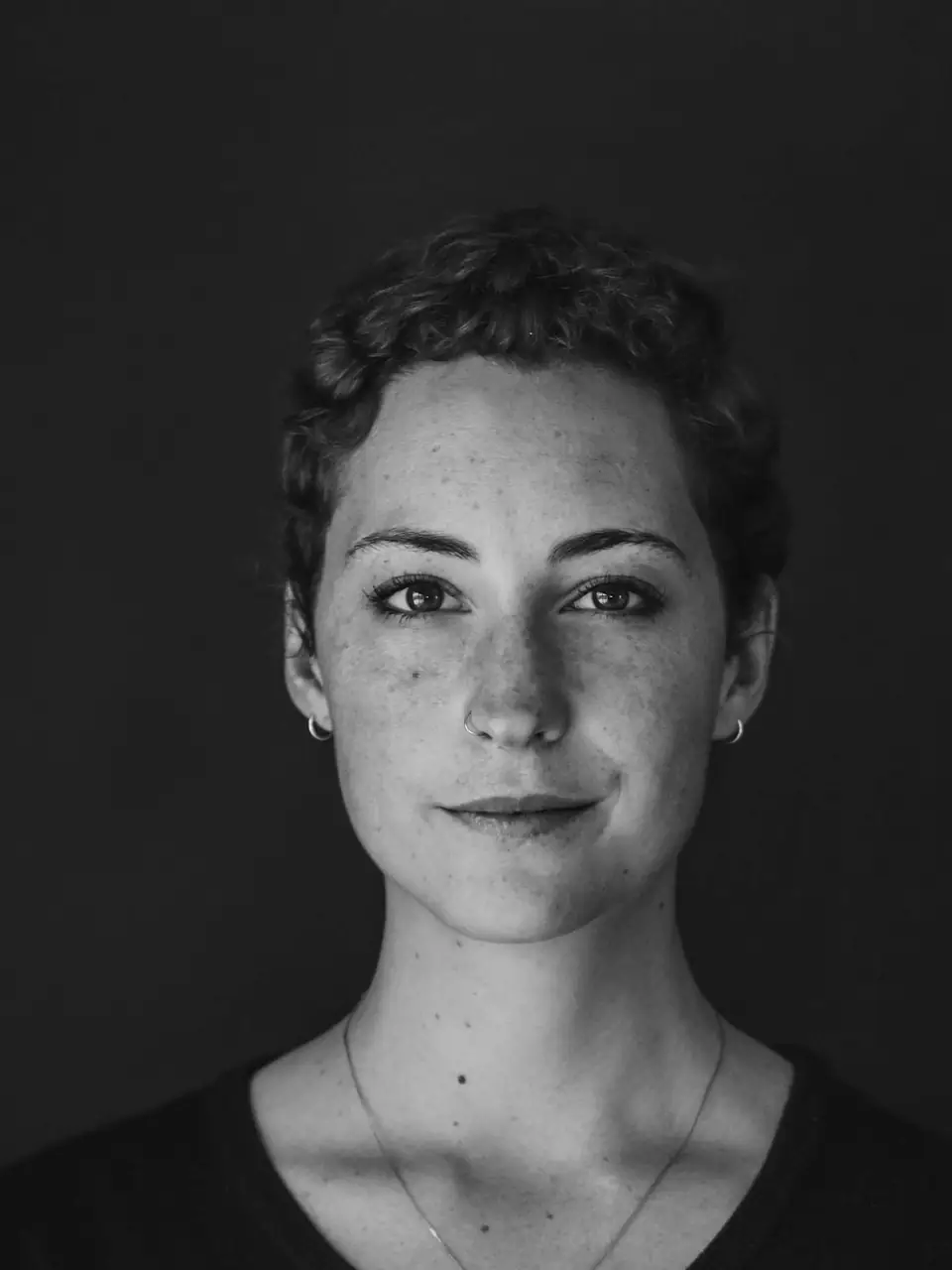 Retrato en blanco y negro de Valentina Ríos, de pelo corto