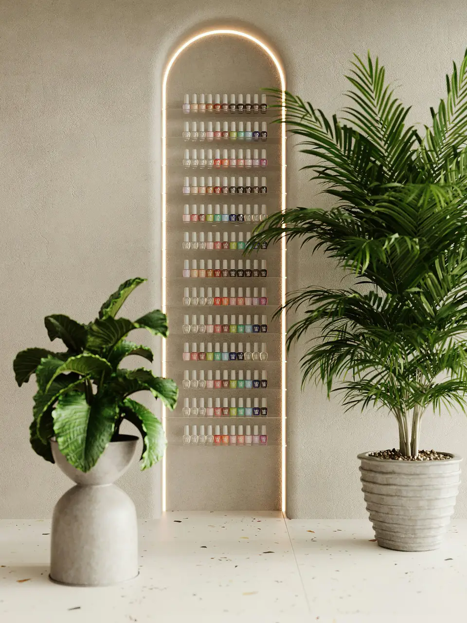 Estante de esmaltes en un nicho con forma de arco, entre plantas