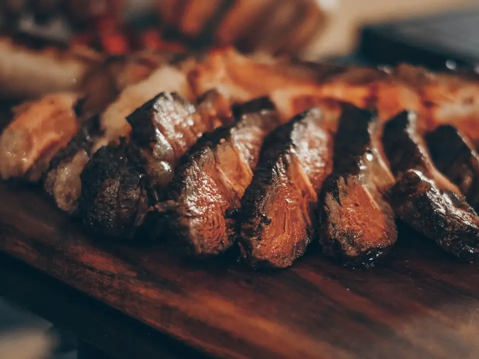 Bife angosto cortado en fetas, rosado por dentro