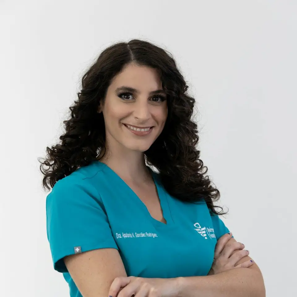 Retrato de la doctora Natalia Olivera, de brazos cruzados