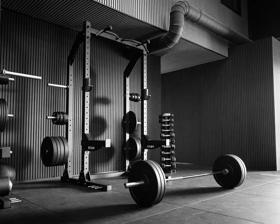 Sala de musculación con rack, barras y discos