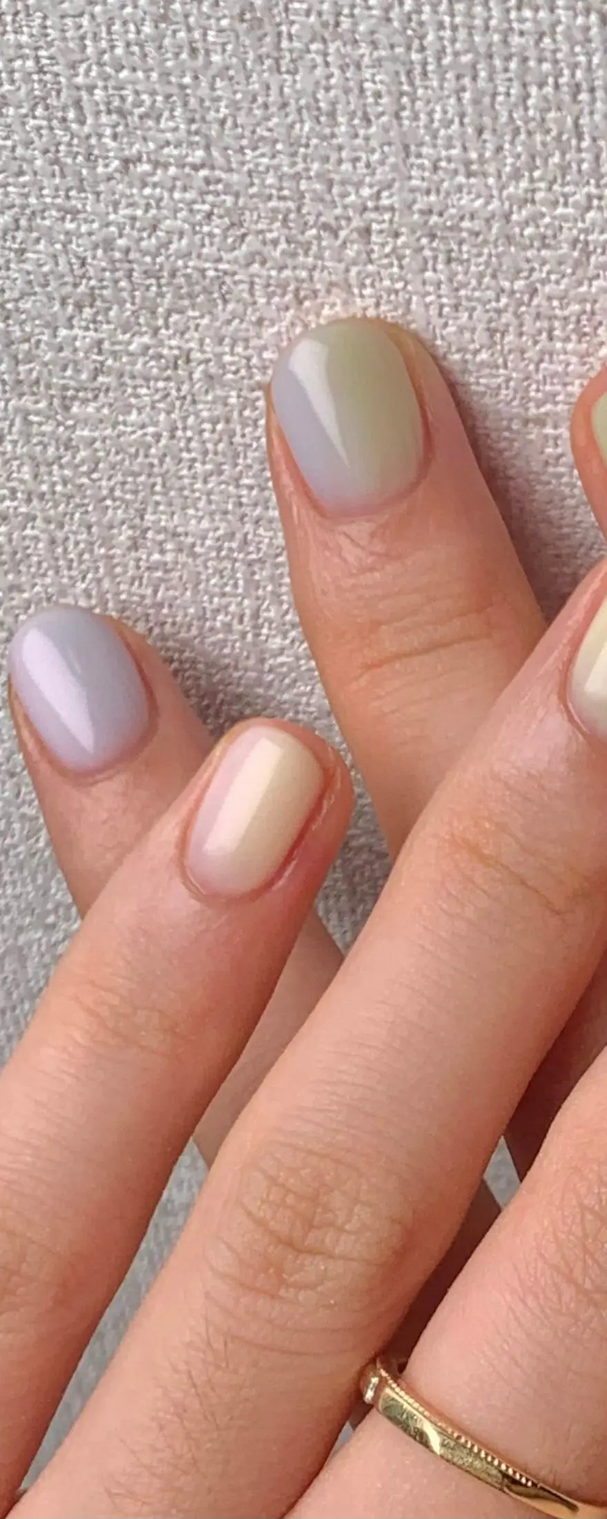 Manos con las uñas pintadas en tonos pastel